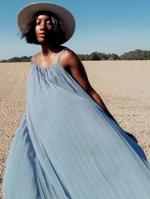 Wanted : une longue robe bleu fume !