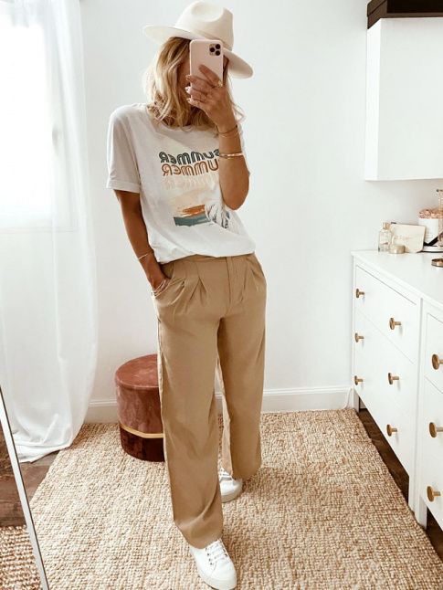 Pantalon large camel  pinces + tee-shirt blanc imprim + baskets blanches = le bon mix