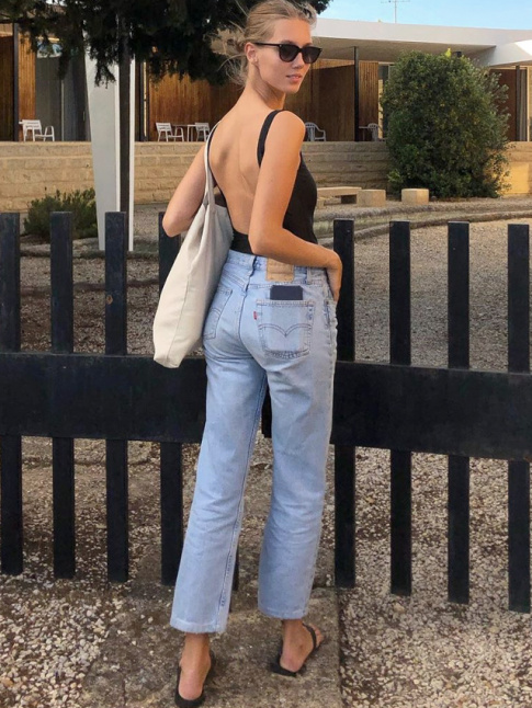 Un jean 7/8, des tongs, un maillot de bain noir... what else ?