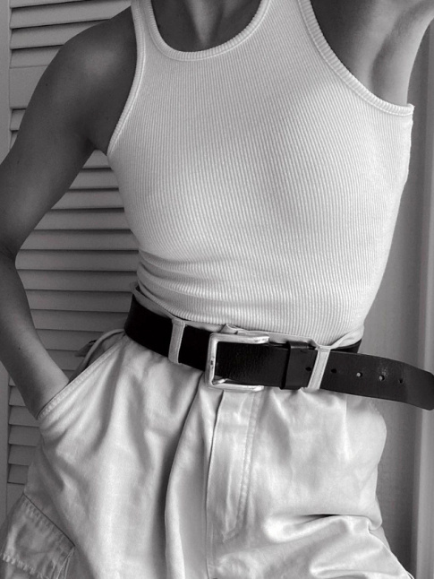 On ne se lasse pas du mix boyish/sensuel mlant marcel moulant et pantalon trop grand resserr  la taille !