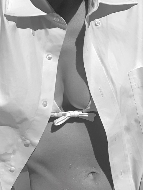 Bikini sexy chic + chemise masculine =  le bon mix