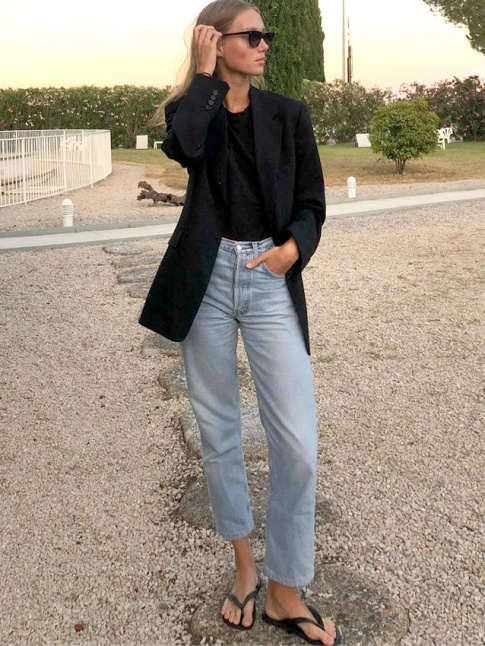 Doucement mais srement, les tongs noires gagnent en chic...