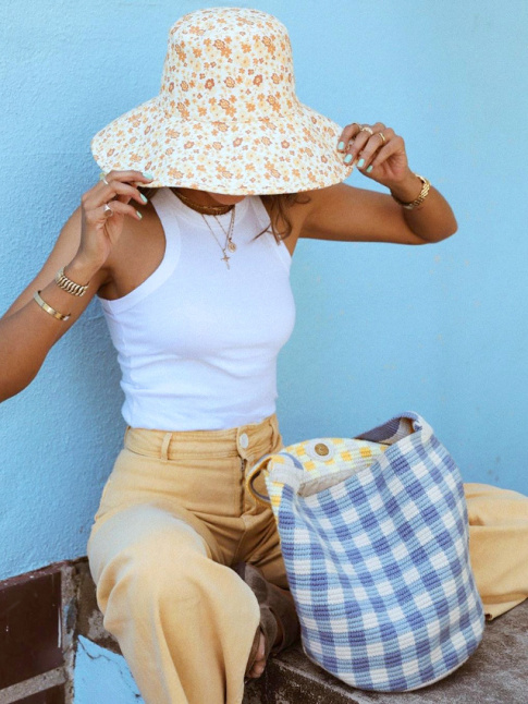 Rien de tel qu'un chapeau en tissu fleuri pour insuffler une note estivale  un look casual !