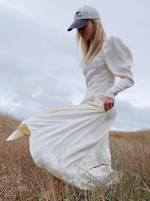 Robe de bal + casquette = le bon mix