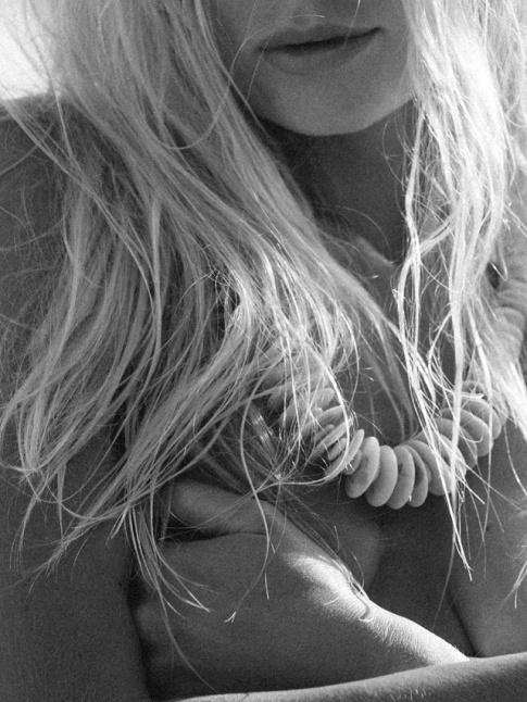 Cheveux blondis au soleil + collier fleurant bon les les = le bon mix