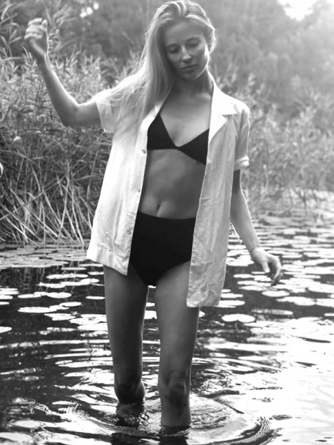 Bikini sexy minimaliste + chemisette = le bon mix