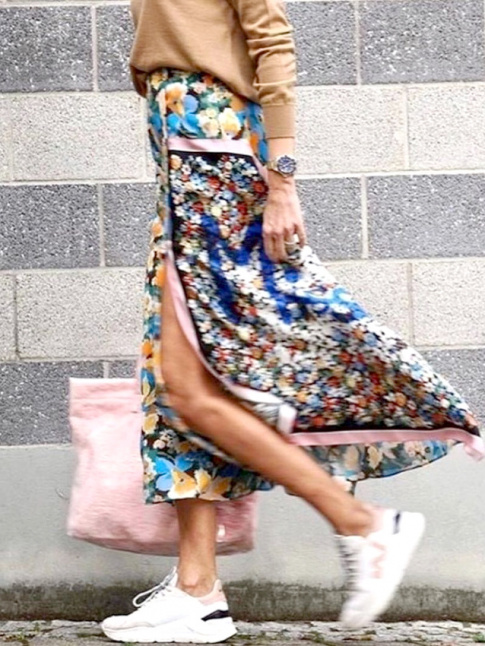 Rien de tel qu'une jupe fleurie haute en couleur accompagne de pices sobrement casual !
