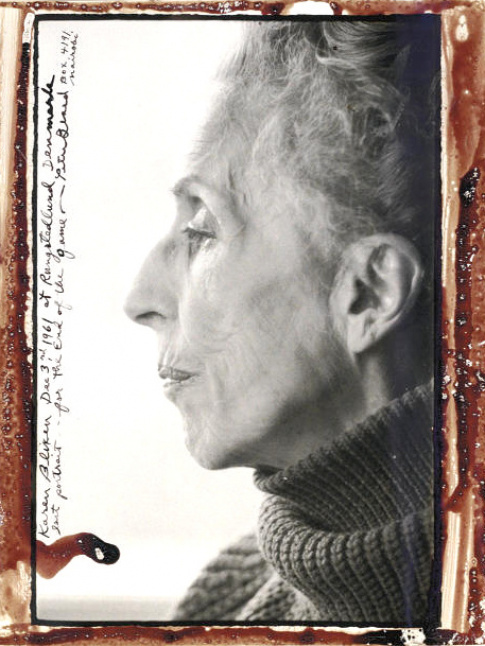 Mlant criture  mme la photo, profil acr et pais col roul, ce portrait de Karen Blixen meut