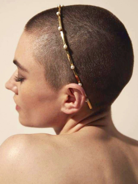 Cheveux rass + serre-tte dlicat = le bon mix