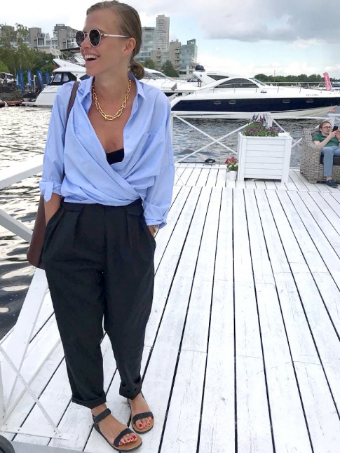 Oui  la chemise porte en mode cache-coeur !