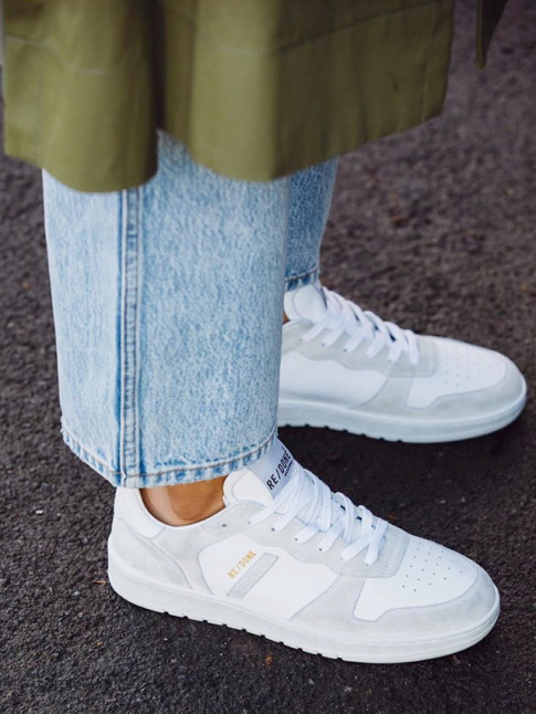 Trench kaki + jean neige 7/8 + baskets blanches = le bon mix