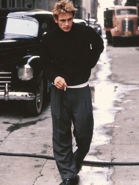 Mlant pull troit, tee-shirt blanc et pantalon large  pinces, ce look a tout bon !