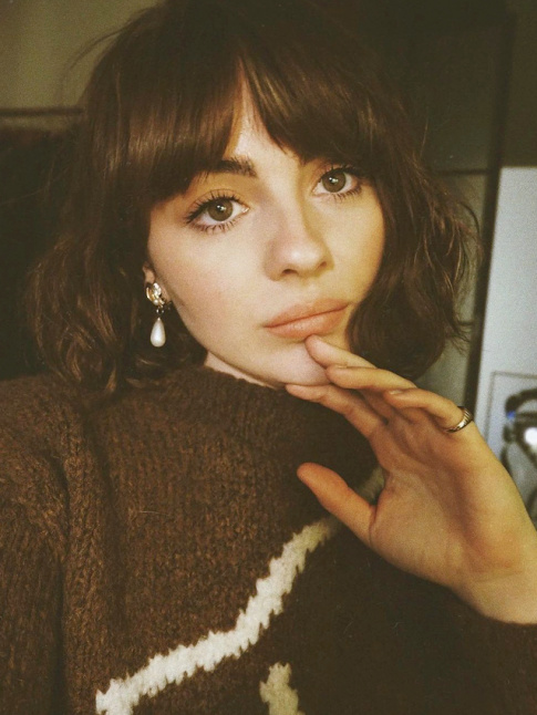 Gros pull douillet + boucles d'oreilles raffines = le bon mix