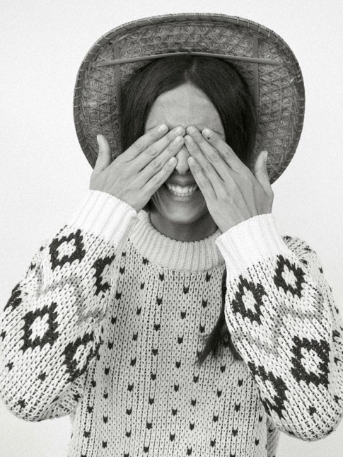 Gros pull douillet + chapeau en paille + espiglerie = le bon mix