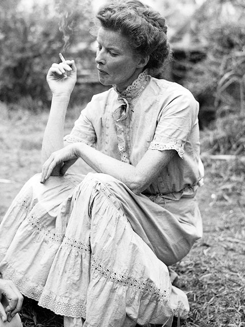 Quand le contraste entre l'expression, la posture et la toilette de Katharine Hepburn fait natre mille et une rflexions...