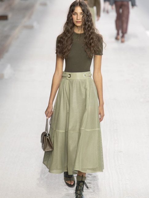 Tee-shirt moulant + ample jupe taille haute + camaeu de vert = le bon mix