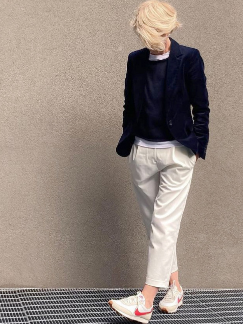 Rien de tel qu'un clair orange pour rehausser le mix bleu marine/blanc cass !