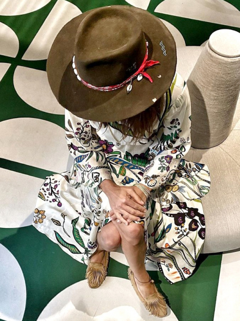 Robe romantique + chapeau de cowboy = le bon mix