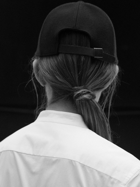 Rien de tel qu'une coiffure minimaliste pour accompagner une casquette de baseball !