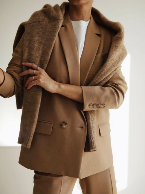 Costume caf au lait + texture duveteuse + tee-shirt blanc = le bon mix