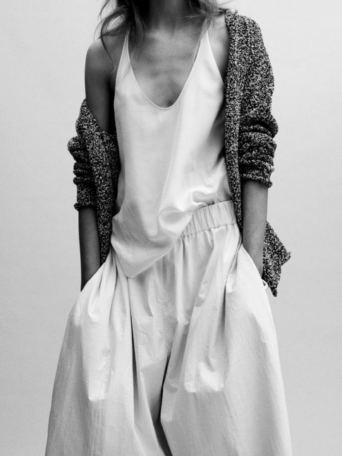 Toujours contrebalancer les volumes amples et oversize par une pice dvoilant gnreusement la peau !