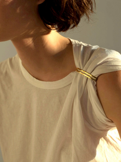 Tee-shirt loose + barrette = le bon mix