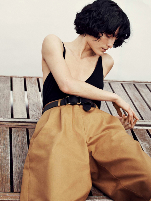 Maxi pantalon + maillot de bain une pice ultra dcollet = le bon mix