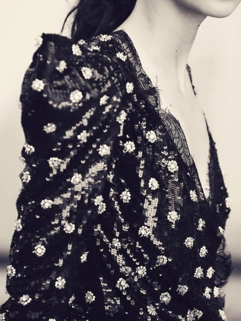 Mlant sequins rglisses, dentelle dlicate et coupe audacieuse, cette petite robe noire a tout bon !