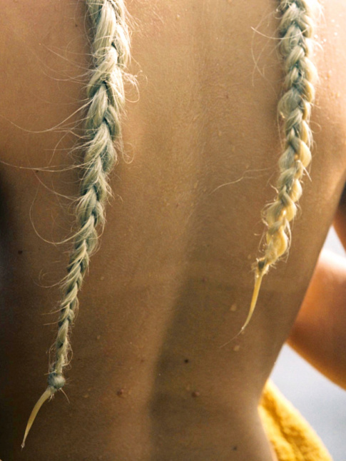 Blondeur + simplicit + bronzage caramel = le bon mix