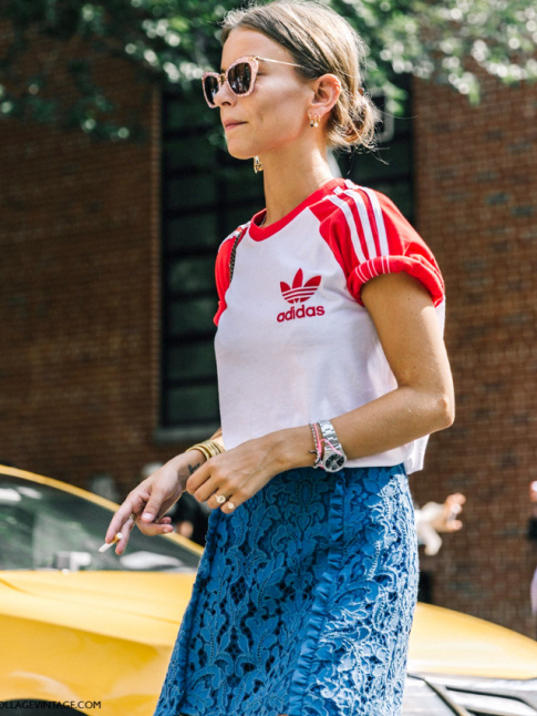 Tee-shirt sportswear + jupe midi en dentelle = le bon mix