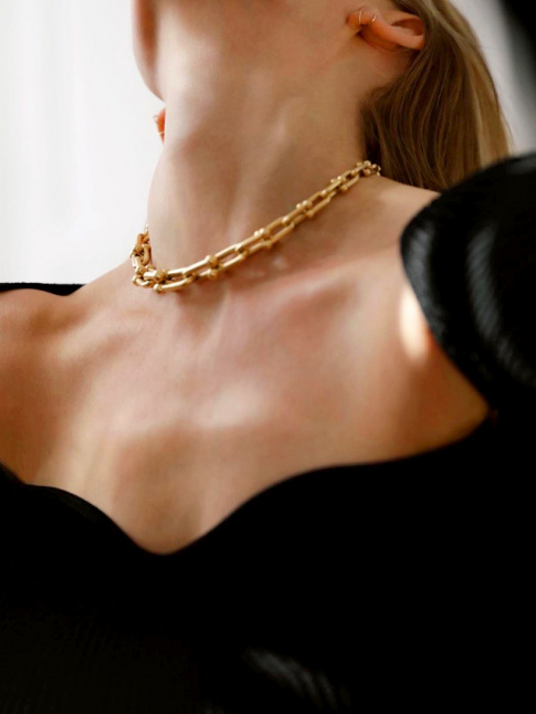 Oui au mix petite robe noire no chic/chanette 90's !