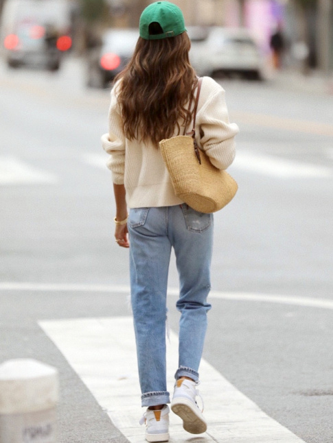 Oui au mix look cosy/casquette verte/cabas tress/baskets !