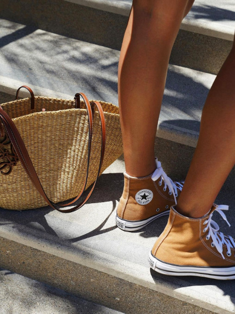Converses caramel + cabas en raphia tress = le bon mix