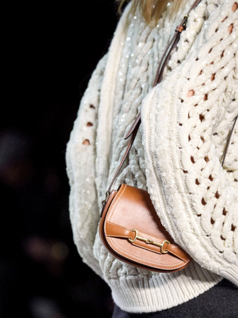 Pull cosy + mini sac seventies = le bon mix