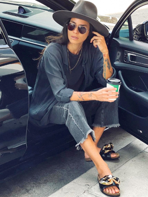 Oui aux looks boyish boosts par un accessoire - ici les mules - audacieux et fminin !