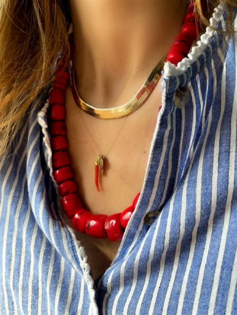 Fin collier dor + grosses perles rouges + rayures bleu et blanc = le bon mix