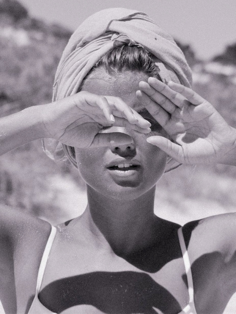 Rien de tel qu'un turban pour upgrader la dgaine d'un simple bikini !