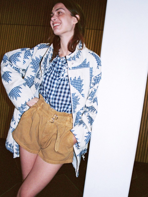 Veste patchwork bleu et blanc + chemise vichy bleue = le bon mix