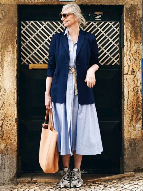 Rien de tel qu'un blazer bleu marine pour structurer une tenue pr-estivale !