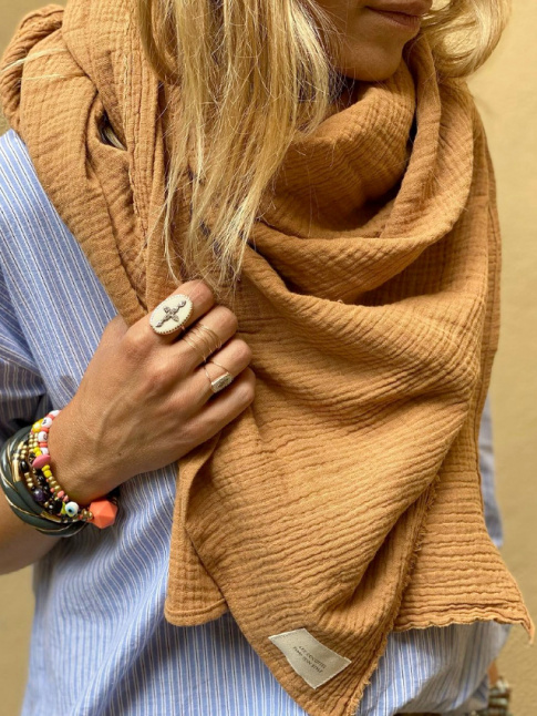 Wanted : un immense foulard caramel ultra dilu !