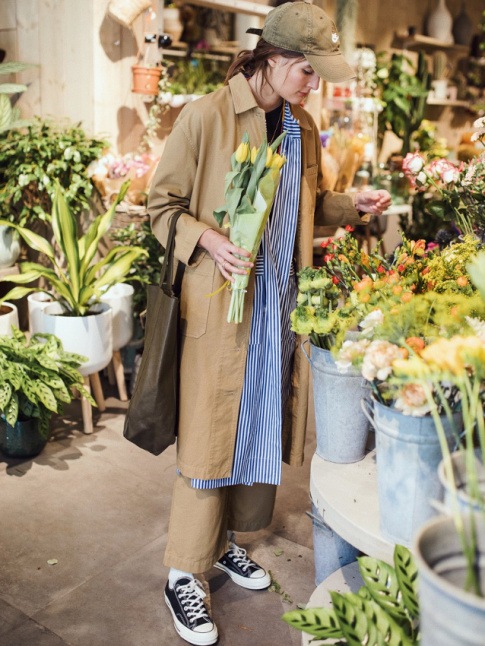 Robe chemise + pantalon en toile + casquette = le bon mix