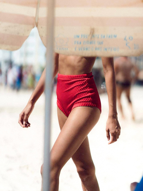 Pour ou contre la culotte de maillot de bain ultra taille haute ?