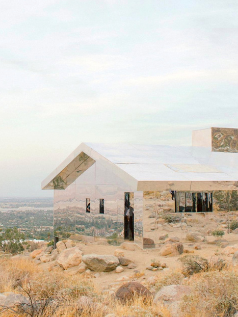Mlant illusion d'optique et camouflage haut de gamme, cette cration de Doug Aitken intrigue