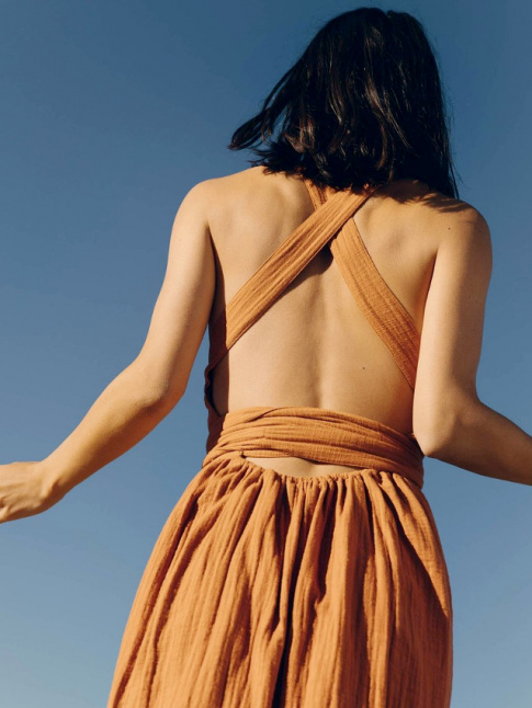 Mlant dos nu et teinte melon, cette robe ne manque de summer appeal !