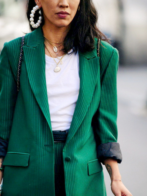 Rien de tel que le mix tee-shirt blanc/accumulation de fins colliers pour ddramatiser un costume de couleur !