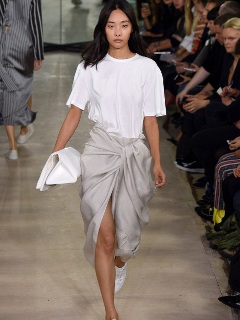 Tee-shirt blanc + jupe sarong satine = le bon mix