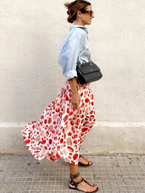 Chemise unisexe + imprim fantaisie + sac chic + sandales boho = le bon mix