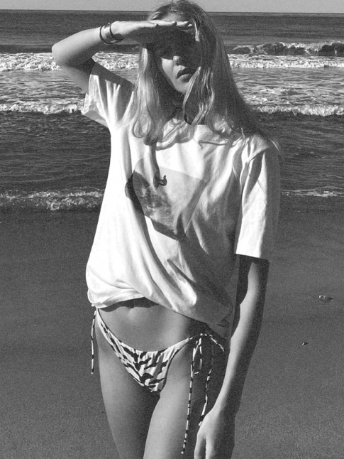 Mini bas de bikini + tee-shirt loose vintage = le bon mix