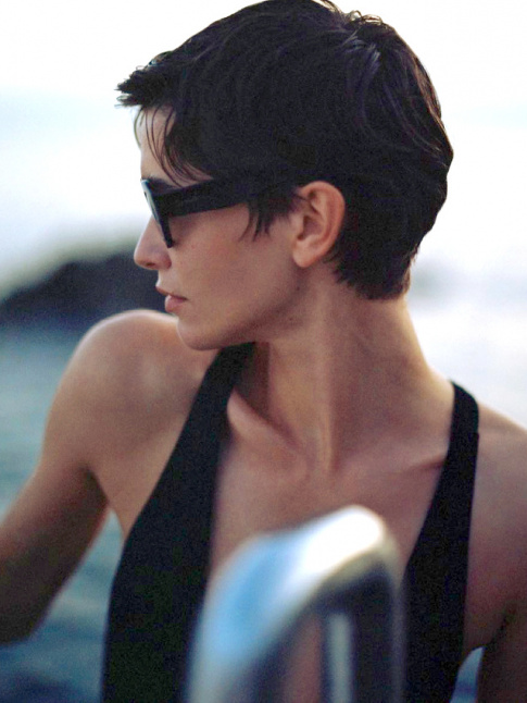 Maillot de bain noir une pice ultra dcollet + lunettes de soleil noires + coupe garonne = le bon mix