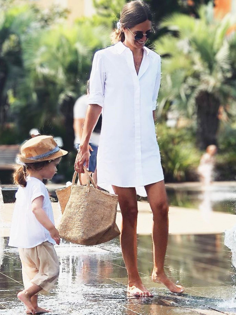 Simple et efficace, la robe chemise blanche a tout bon !